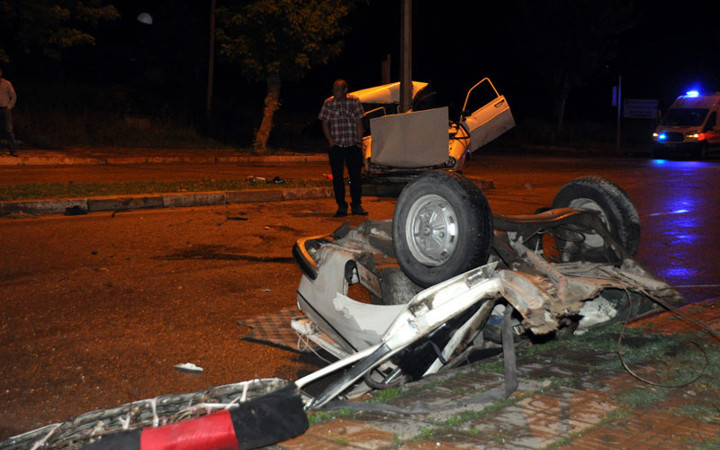 Çorum'da feci kaza otomobil ikiye ayrıldı