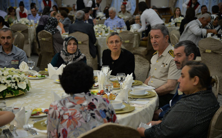 Hulusi Akar'dan şehit ailelerine duygusal sözler!