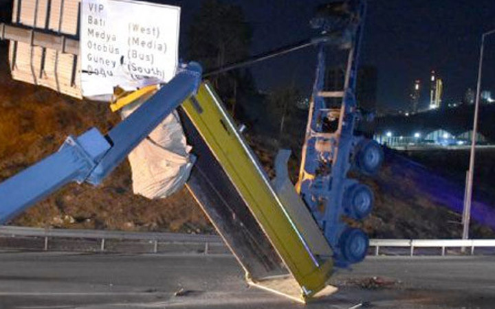 Hafriyat kamyonunun damperi tabelaya takılınca