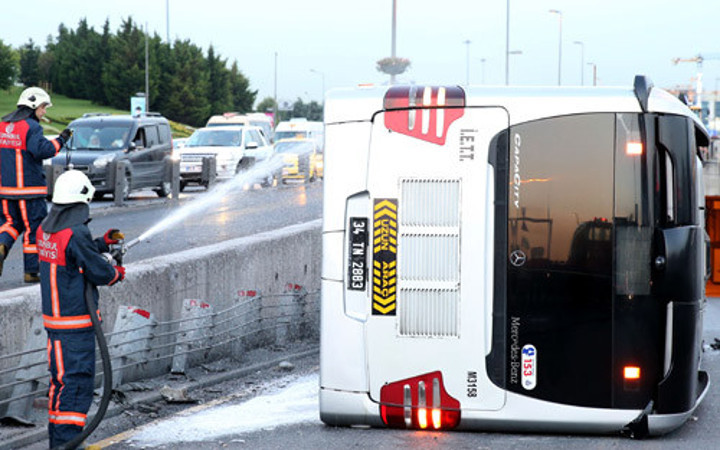 Cevizlibağ'da metrobüs devrildi yaralılar var