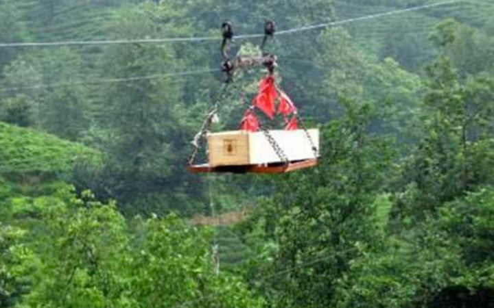 Rize'de cenazeyi böyle taşıdılar!