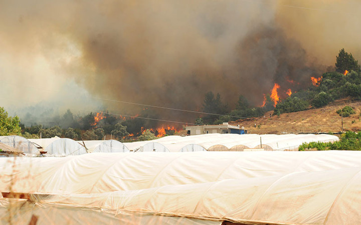 Tatil cennetinde yangın büyüyor! İnsanlar kaçıyor