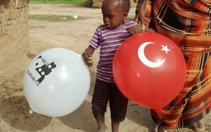 İşte günün en güzel karesi! Afrikalı çocuğun elinde Türk bayrağı