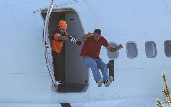 TSK yayınladı! Yolcuyu uçaktan böyle attı!