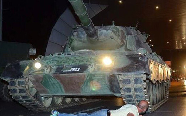 Halk sokağa döküldü!