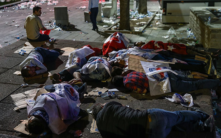 Demokrasi nöbetinde duygulandıran görüntüler!