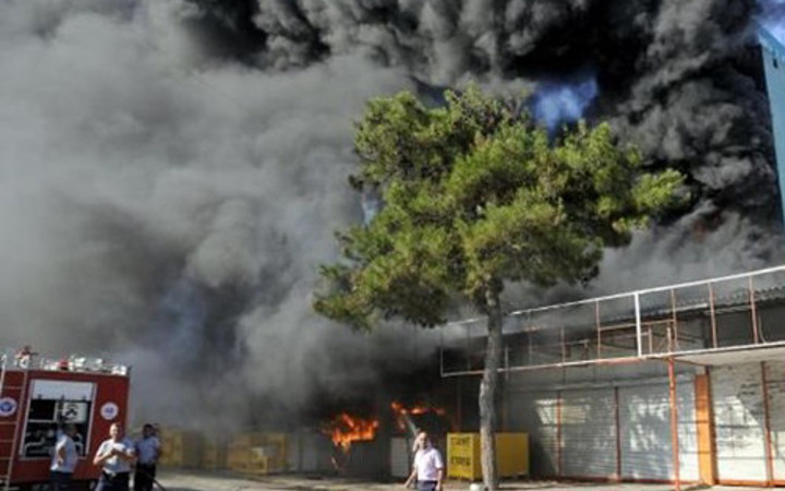 Sanayi sitesinde 10 işyeri kül oldu
