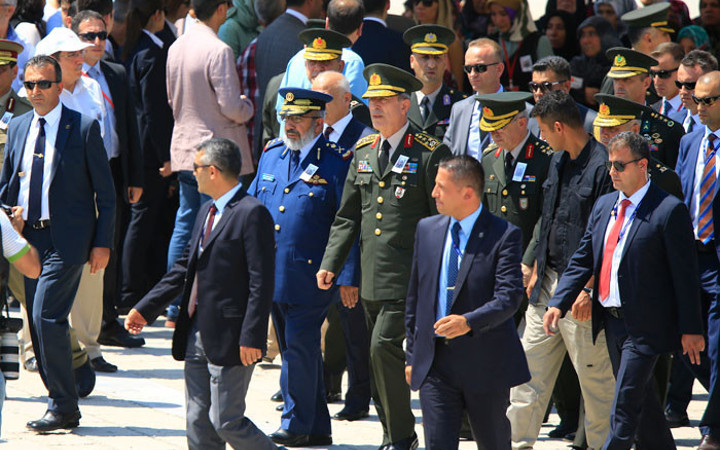 Şehit cenazesinde sürpriz isim! Şehit babasını alnından öptü