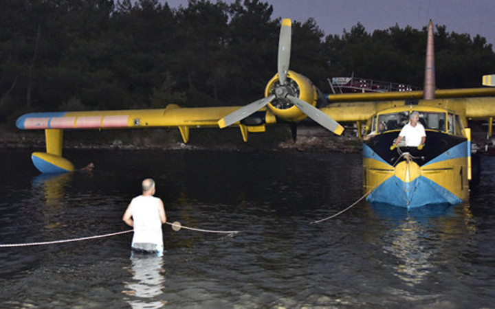 Yangın uçağını elleri ile çektiler