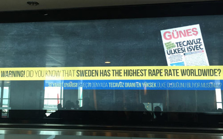 Atatürk Havalimanı'ndaki ilana bakan bir daha bakıyor