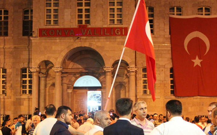 Elektirikler kesilince darbe oluyor sanıp sokağa döküldüler