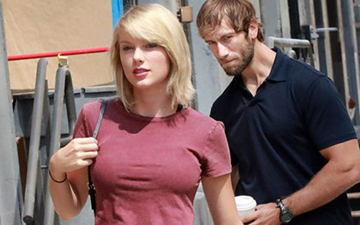 Taylor Swifti takip eden adam internete düşerse