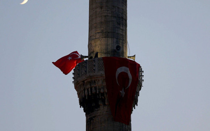 Sultanahmet'ten Türk bayrağı dalgalandırıldı