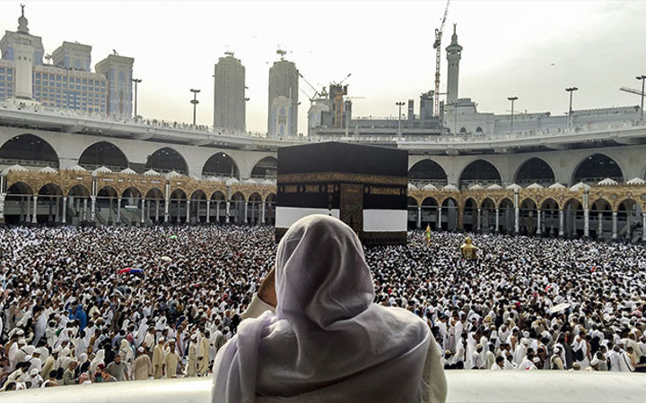 Kutsal topraklarda insan seli! Kabe'de namaz kılmak için...