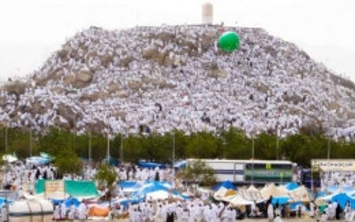 Milyonlarca hacı adayı arife günü Arafat'ta!