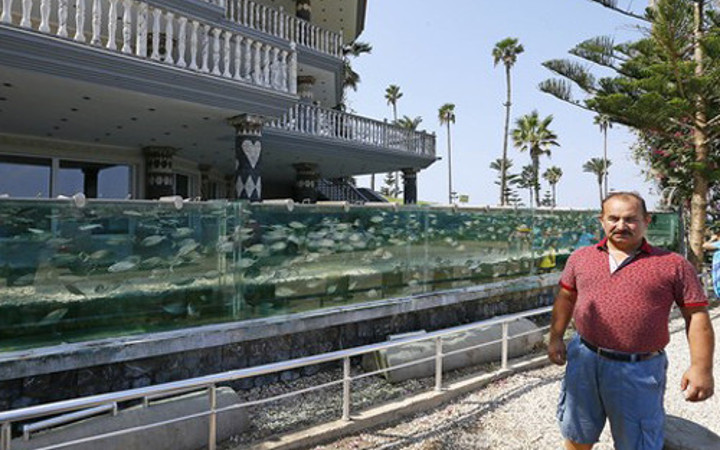 Evinin çevresine akvaryum yaptı