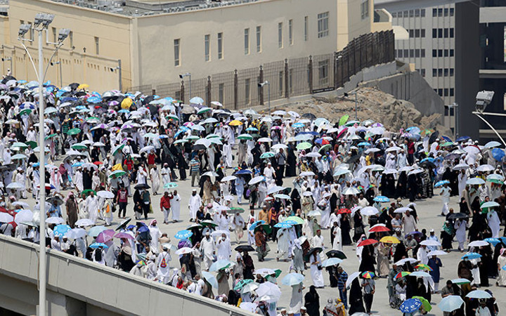 Hacılar şeytan taşlama alanına akın etti!