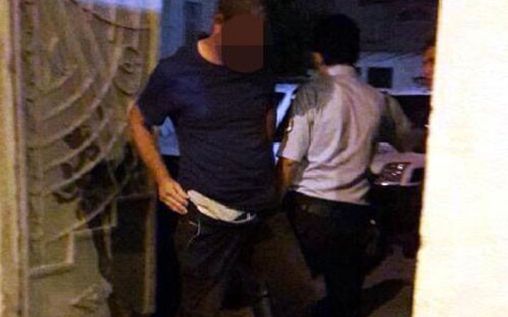 Tecavüz etmeye çalışırken yakalandı pantolununu bile...