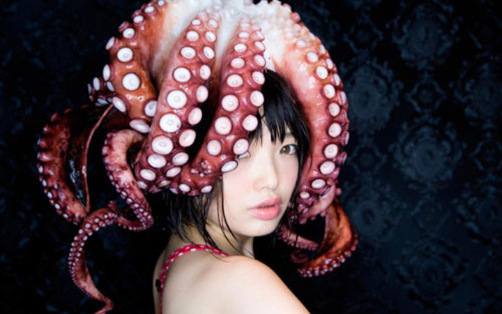 Çıplak vücuduna ahtapotu sardı yok böyle kare!