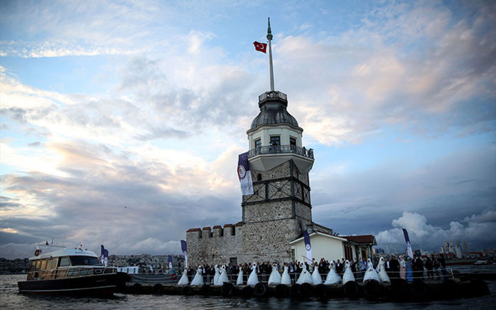 Kız Kulesi'nde ilginç görüntü! Tam 15 gelin...