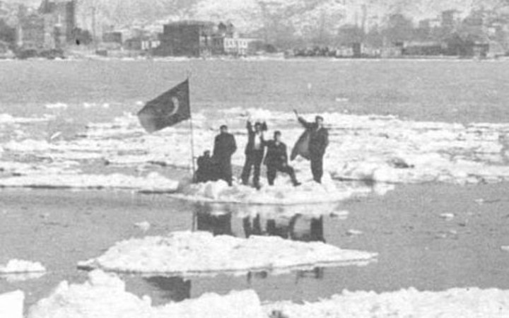 İstanbul'da 55 gün aralıksız kar yağdı Boğaz bile dondu