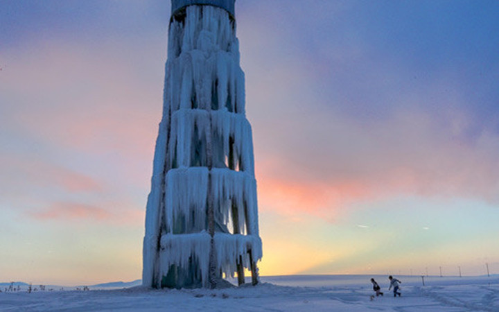 4 katlı su deposunun boruları patlayınca