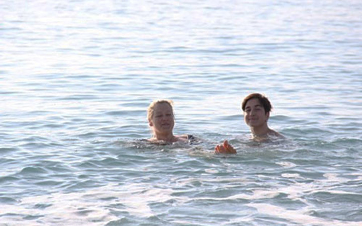 Kar kış dinlemeden denize girdiler