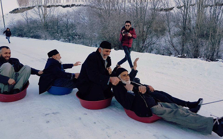 Dedelerin leğenle kayak keyfi! Gülümseten kareler