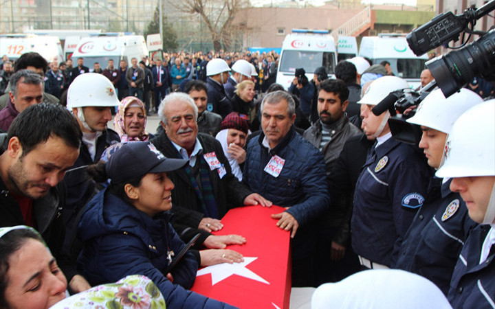 Şehit eşinden yürek yakan sözler! Bir kere öpsün...