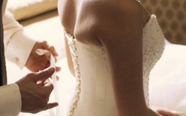 Gerdek gecesi gelinin annesi... Geleneğe bakın!