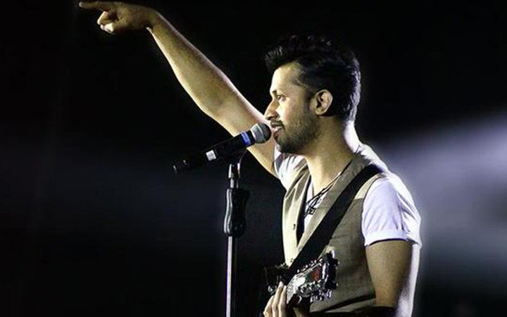 Konserde tacizi görünce şarkısını yarıda kesip...