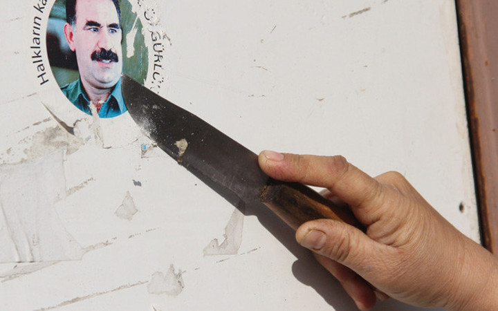 Polis duvarda Öcalan posterini görünce...