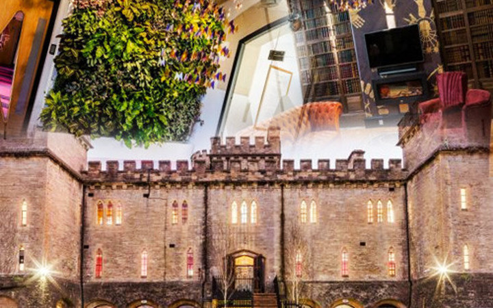 Çalışanları için kale satın aldı şu ihtişama bakın