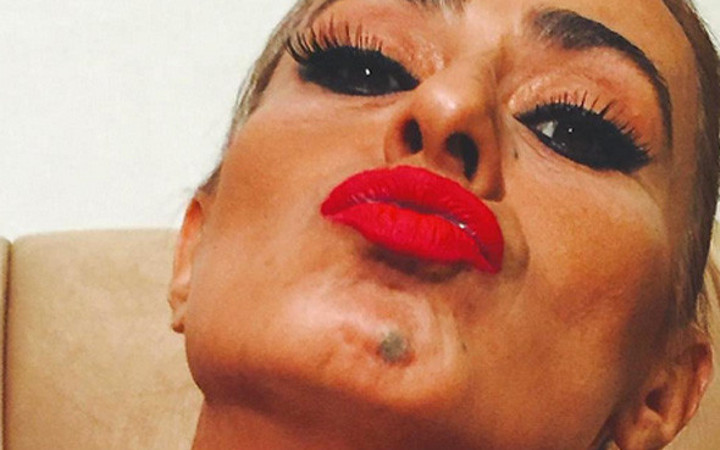 Yıldız Tilbe yaptı yapacağını sahnenin ortasında...