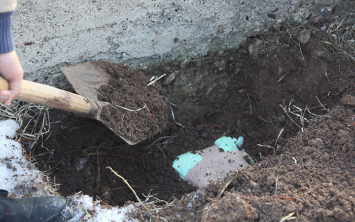 Aile kabristanına bakın kimi gömdü!