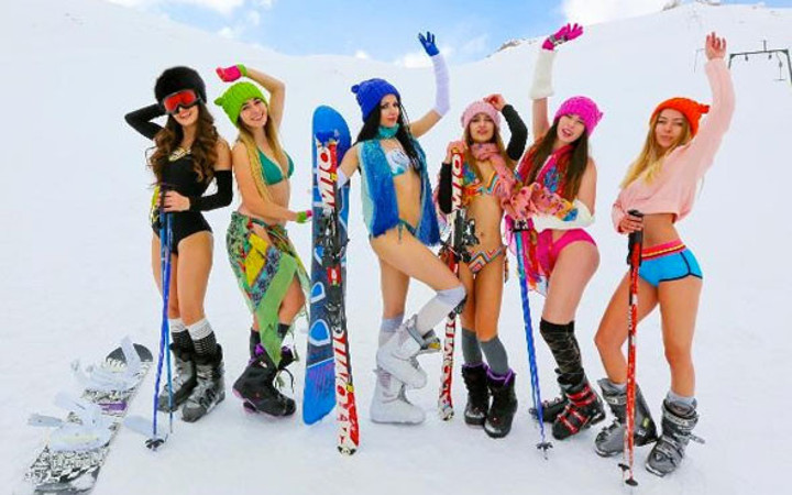 Eksi 5 derecede bikini defilesi yaptılar 