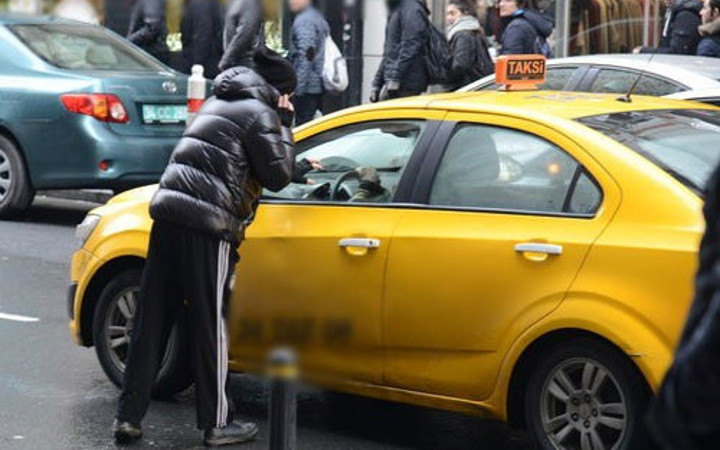 Ünlü oyuncu korna sesine çıldırdı vatandaşlar sakinleştirdi