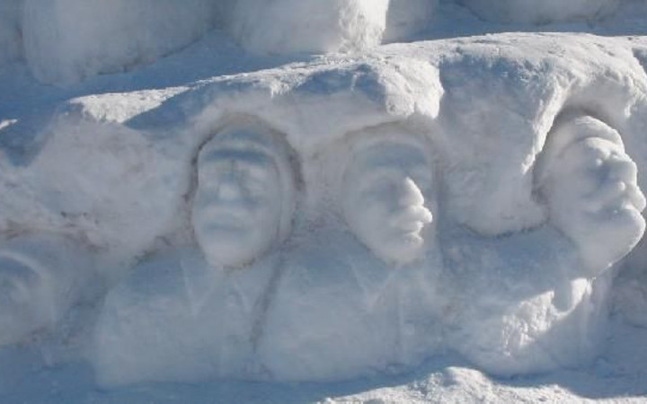 Kardan yapılan şehit heykellerine büyük ilgi