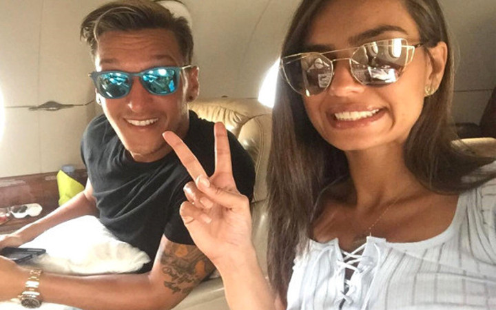 Mesut Özil'den jest