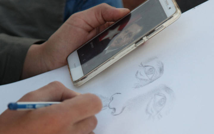 Erdoğan'ın resmini çizen Suriyeli kadın şaşırtıyor