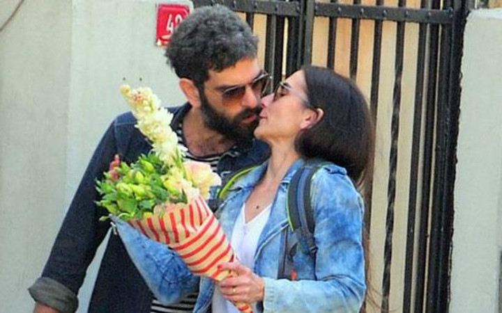 Ünlü çift sokak ortasında dudak dudağa!