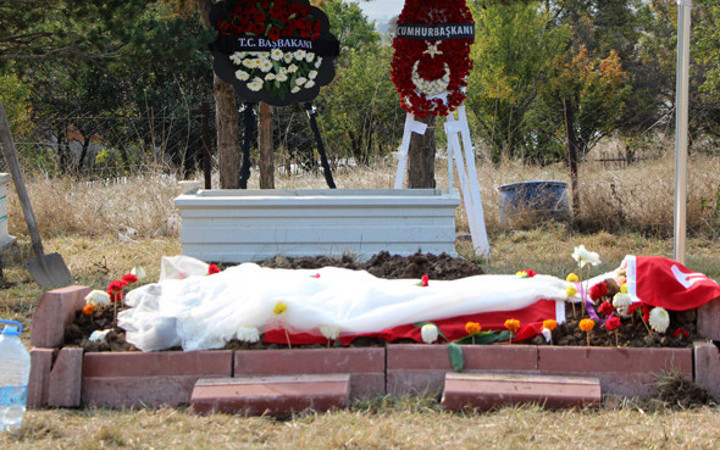 Bu acıya yürek dayanmaz! Şehit mezarında kahreden görüntü