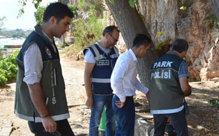 Polis okuldan kaçan 430 öğrenciyi yakaladı!