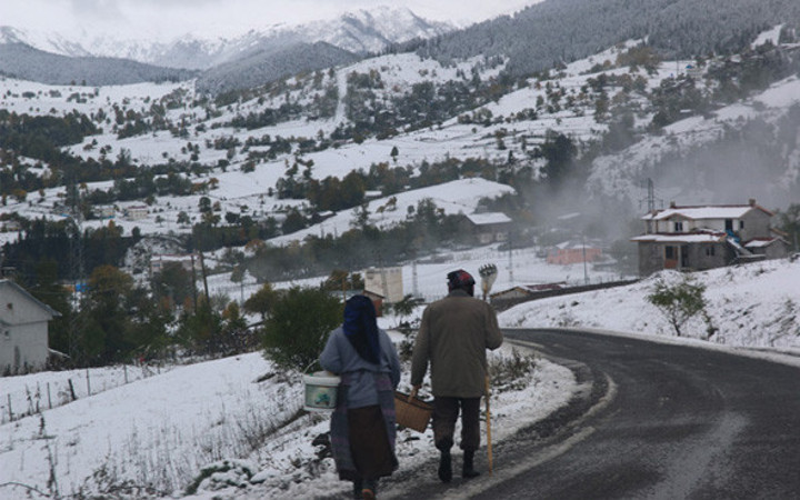 Artvin'de iki mevsim bir arada yaşanıyor işte kartpostallık görüntüler!