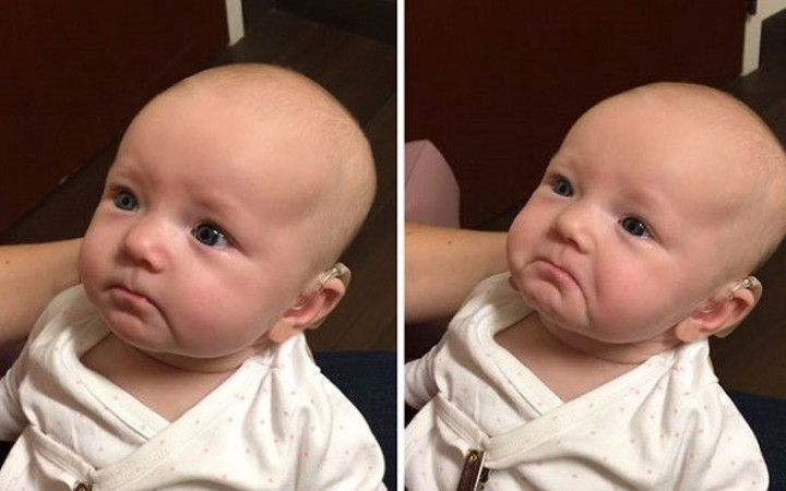 Annesinin sesini ilk kez duydu bebeğin verdiği tepkiye bakın