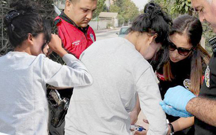 Bunu da gördük! Saçından çıkanlar şaşkına çevirdi