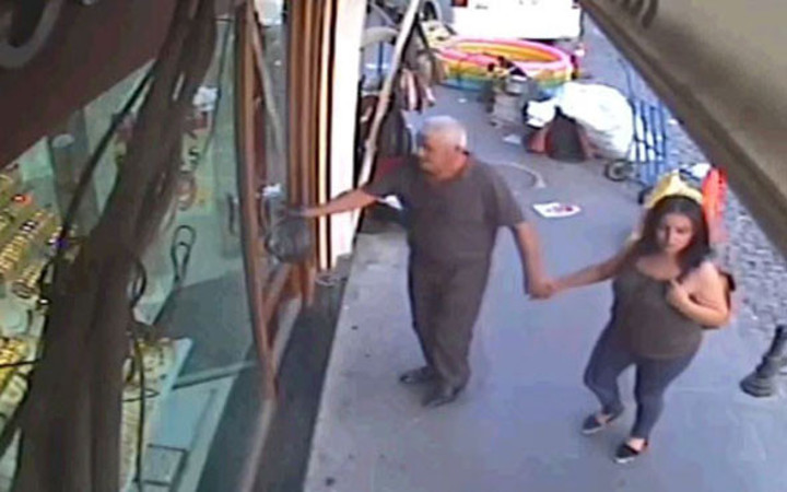 Yaşlı adam hovardalık yaparken fena dolandırıldı! Erkek sandığı kadın çıktı!