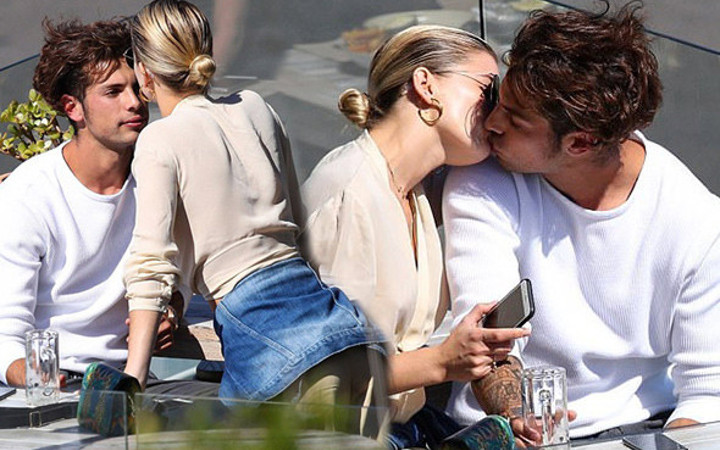 Kimseye aldırmadı! Sokak ortasında öpüşüp durdu