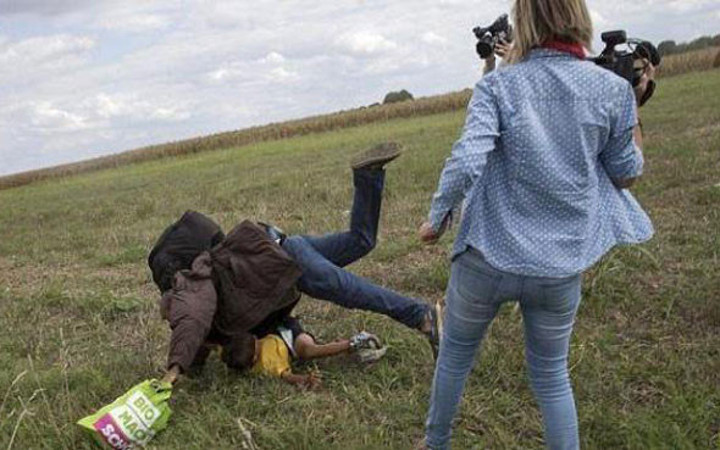 Sığınmacılara tekme atan kameramanın cezası onandı