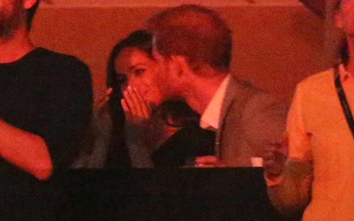 Prens Harry'den herkesin içinde öpücük